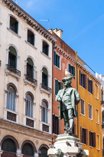 statue von carlo goldoni auf dem campo san bartolome - carlo goldoni stock-fotos und bilder