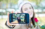 junge-frau-nimmt-selfies.jpg?b=1&s=170x170&k=20&c=rssSco8zpJibTD70dwcB3PGkzhop-cpSTH1kHvLOz9k=