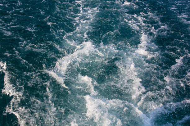 wake jet con schiuma bianca - green sea whirlpool bubble foto e immagini stock