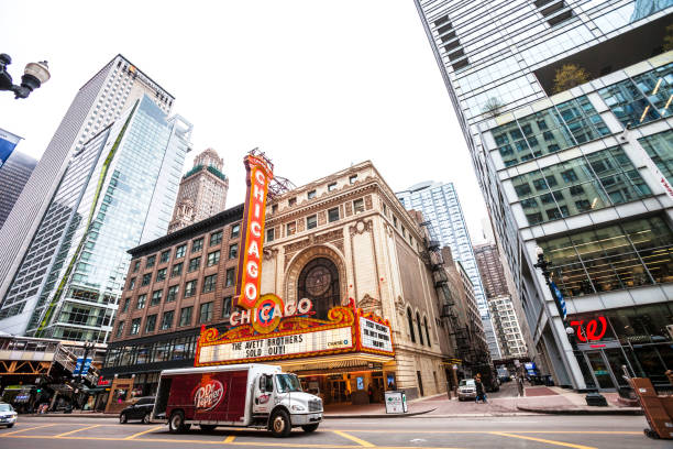 teatr w chicago w centrum miasta. - truck midwest usa usa day zdjęcia i obrazy z banku zdjęć