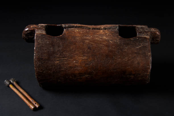 instrument de la musique africaine, tambour en bois avec deux bakets, isolé sur fond foncé - sangban photos et images de collection