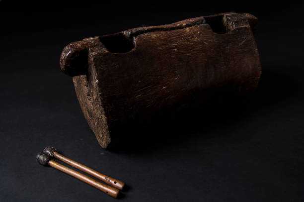 instrument de la musique africaine, tambour en bois avec deux bakets, isolées sur les sombre backgroundinstrument de la musique africaine, tambour en bois avec deux bakets, isolé sur fond foncé - sangban photos et images de collection