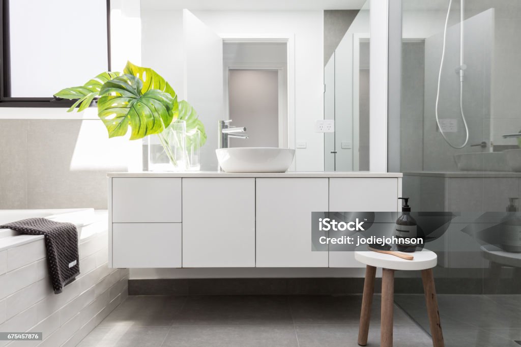 Luxuriöses weißes Familienbadezimmer - Lizenzfrei Bathroom Stock-Foto