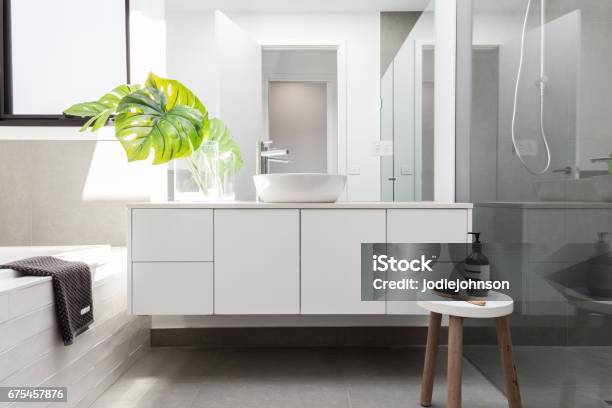 Luxuriöses Weißes Familienbadezimmer Stockfoto und mehr Bilder von Bathroom - Bathroom, Eitelkeit, Modern