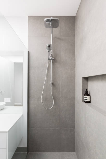 luxus komplett geflieste dusche mit regen-kopfbrause rose - regenstein stock-fotos und bilder