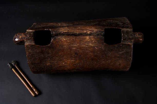 instrument de la musique africaine, tambour en bois avec deux bakets, isolé sur fond foncé - sangban photos et images de collection