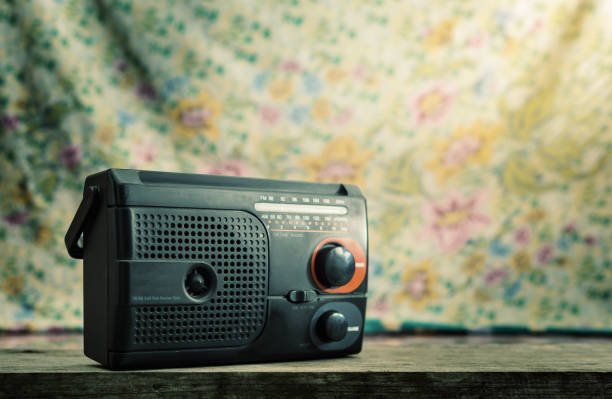 vieille radio sur la table en bois - radio haute fréquence photos et images de collection