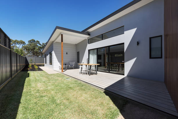 terrasse divertissante extérieure et pelouse d’une nouvelle maison - house australia residential structure contemporary photos et images de collection