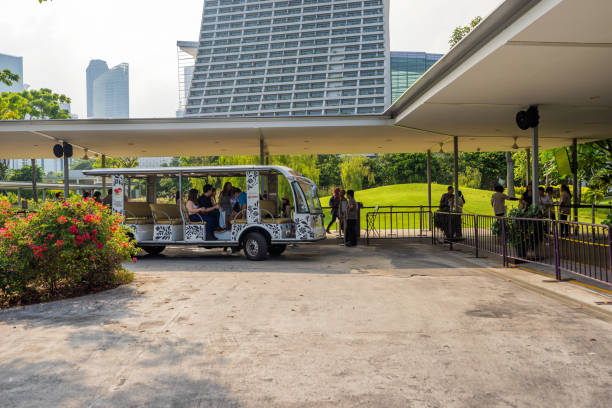Shuttle bus for tourist at Gardens By The Bay Singapore Singapore: Shuttle bus for tourist to go around Gardens By The Bay at Marina Bay, SingaporeSingapore: Shuttle bus for tourist to go around Gardens By The Bay at Marina Bay, Singapore gardens-by-the-bay-dome stock pictures, royalty-free photos & images