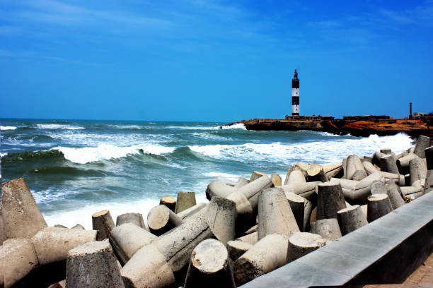 маяк в древнем городе дварка, индия - horizontal landscape coastline gujarat стоковые фото и изображения