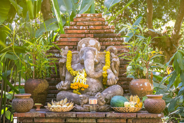 scultura religiosa in pietra del dio ganesha in giardino, thailandia. - buddha thailand spirituality wisdom foto e immagini stock