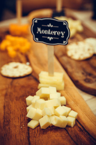 formaggio monterey a cubetti su tavola di legno, messa a fuoco selettiva. - formaggio monterey jack foto e immagini stock