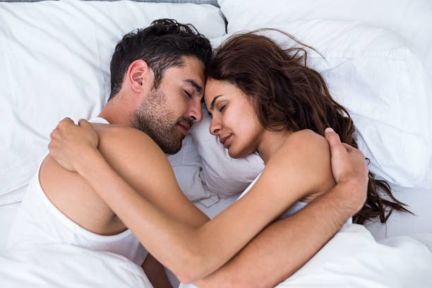 couple de détente sur lit dans la chambre - couple affectionate relaxation high angle view photos et images de collection