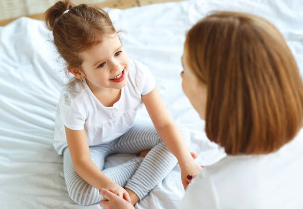 felice famiglia madre e figlia figlia ridere a letto - 6184 foto e immagini stock