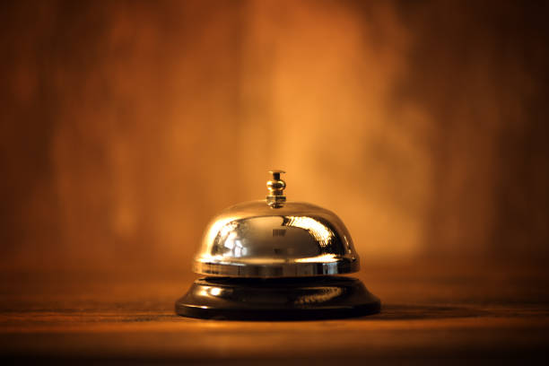 звонок на стойку регистрации отеля, служебный звонок - hotel reception bell hotel service bell стоковые фото и изображения