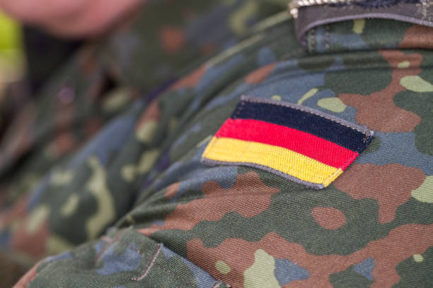 ドイツ軍の制服にドイツの旗 - epaulettes ストックフォトと画像