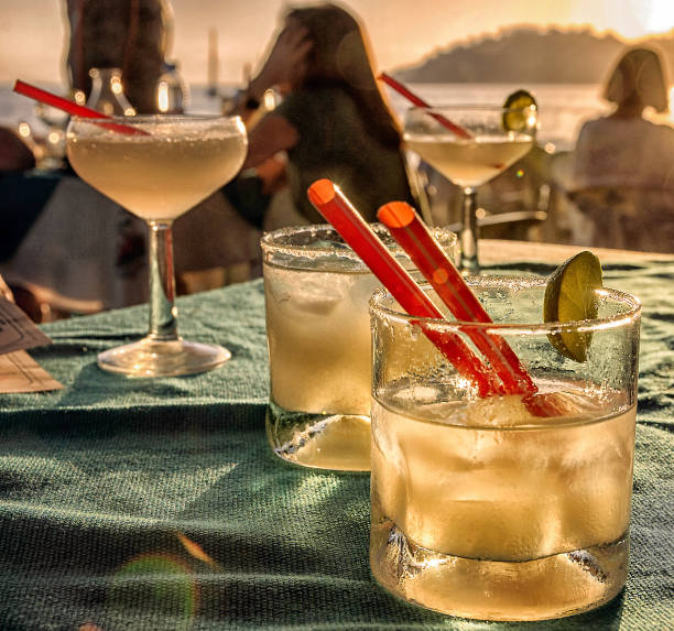 マルガリータ背景が人々 のビーチバーでカクテル グラス専用のフォーカス - carbo hydrates ストックフォトと画像