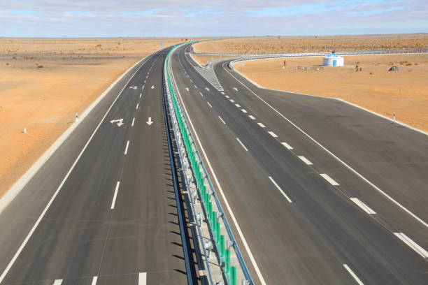 autostrada del deserto - dirt road road desert road gravel foto e immagini stock
