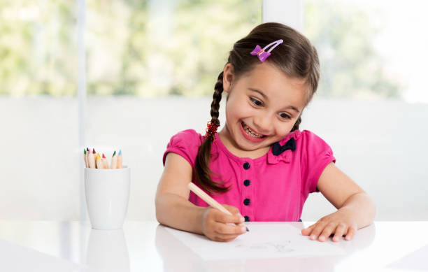 istock Little Girl Drawing Picture 675597554
