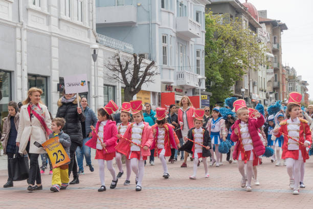 carnaval de printemps annuel à varna, bulgarie - danse du masque photos et images de collection