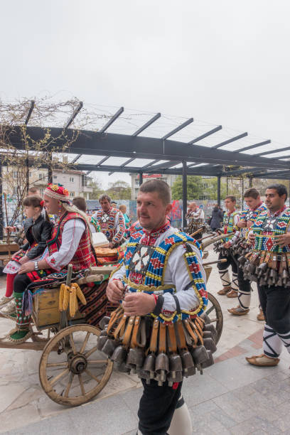 carnaval de printemps annuel à varna, bulgarie - danse du masque photos et images de collection