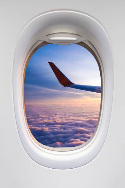cielo all'alba dall'aereo - window porthole sky cloudscape foto e immagini stock