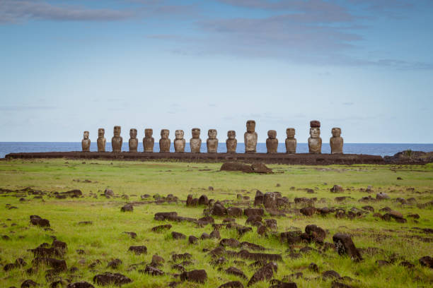 Ahu Tongariki Rapa Nui Moai Statues Easter Island Chile Famous Ahu Tongariki, all fifteen standing Moai Statues side by side in a row in late afternoon light. Easter Island, Isla de Pascua, Polynesia, Chile, Oceania moai statue rapa nui stock pictures, royalty-free photos & images