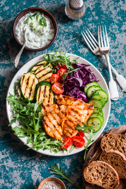 구운된 닭 가슴살, 호박 및 정원 야채 그릇. 건강 한 다이어트 식품 개념, 평면도입니다. 맛 있는 건강 한 점심 식사 - rainbow peppercorns 뉴스 사진 이미지