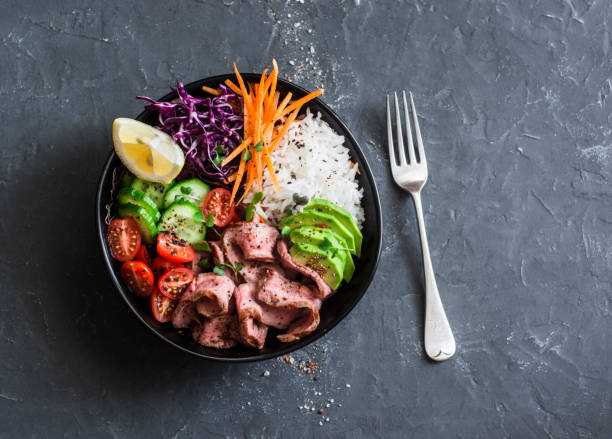 쇠고기 스테이크, 쌀과 야채 전원 그릇입니다. 건강 한 균형된 음식 개념입니다. 어두운 배경에 톱 보기 - rainbow peppercorns 뉴스 사진 이미지