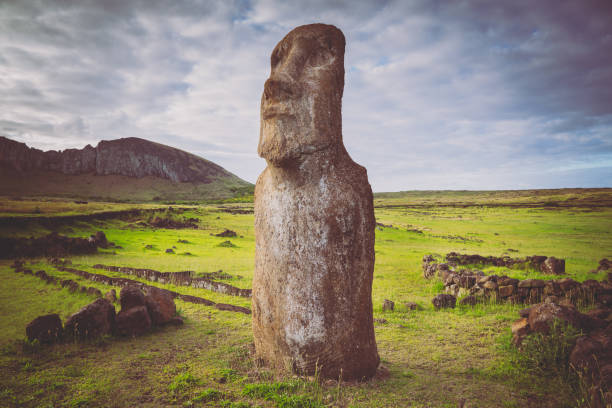 viajar na páscoa moai ilha ahu tongariki estátua rapa nui - polynesia moai statue island chile - fotografias e filmes do acervo