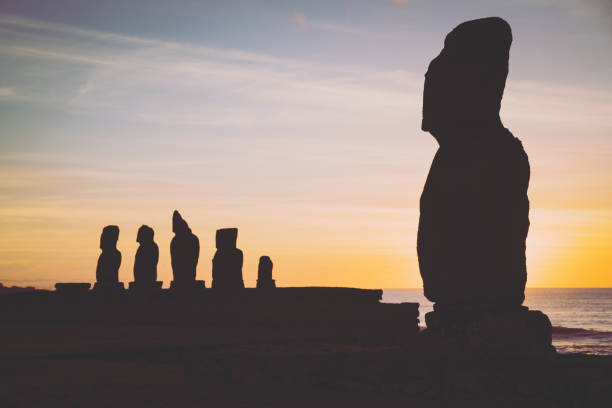 moai ahu tahai and ahu vai ure silhouettes at sunset rapa nui hanga roa - ahu tahai imagens e fotografias de stock