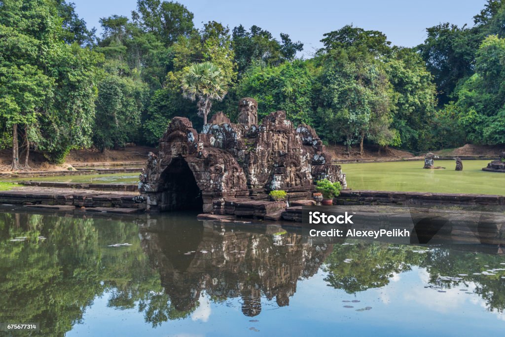 Neak Pean ("las serpientes entrelazadas") es una isla artificial con un templo budista en una isla circular en Preah Khan Baray, Angkor. Ciudad de Siem Riep. Camboya. - Foto de stock de Agua libre de derechos