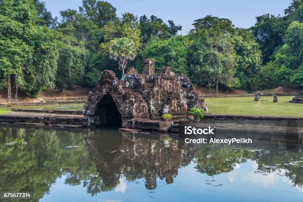 Neak Pean Es Una Isla Artificial Con Un Templo Budista En Una Isla Circular En Preah Khan Baray Angkor Ciudad De Siem Riep Camboya Foto de stock y más banco de imágenes de Agua