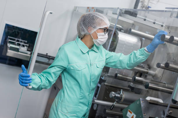 istock plant picture, scientist work with machine, show thumb up 675685168