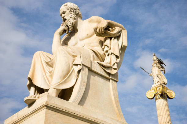 estatua de mármol del antiguo griego filósofo socrates. - sócrates filósofo griego fotografías e imágenes de stock
