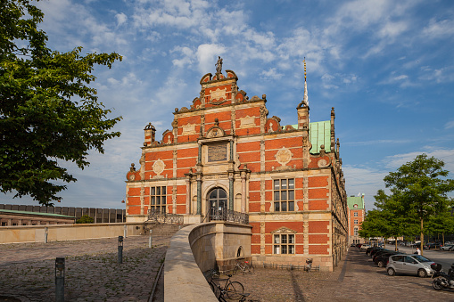 Copenhague, Dinamarca - 24 de junio de 2016: fachada de la Borsen - bolsa de valores de Slotsholmen photo