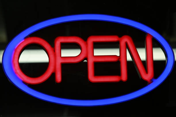 istock Retro neon sign that says open 675705250