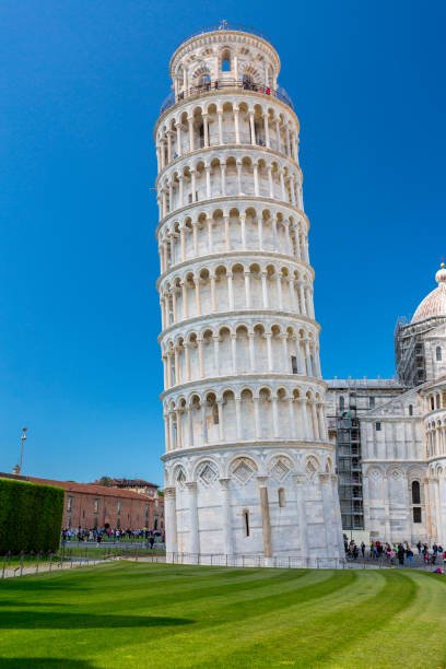 piazza del duomo con torre inclinada en pisa - torre fotografías e imágenes de stock