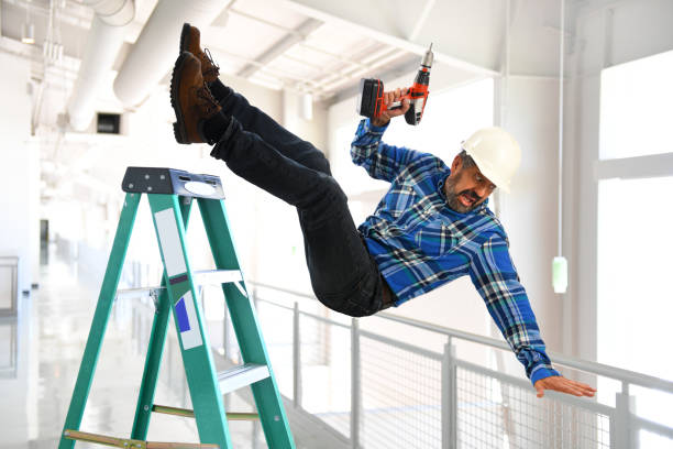 trabajador hispano cayendo de la escalera - ladder fotografías e imágenes de stock