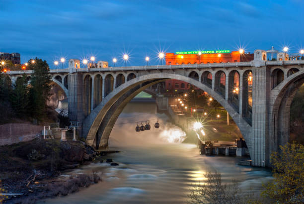 pont de rue de monroe à washington sate. - spokane washington state concrete bridge photos et images de collection