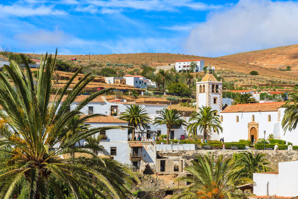 vista del pueblo de betancuria y famosa catedral de santa maría, fuerteventura, islas canarias, españa - betancuria fotografías e imágenes de stock