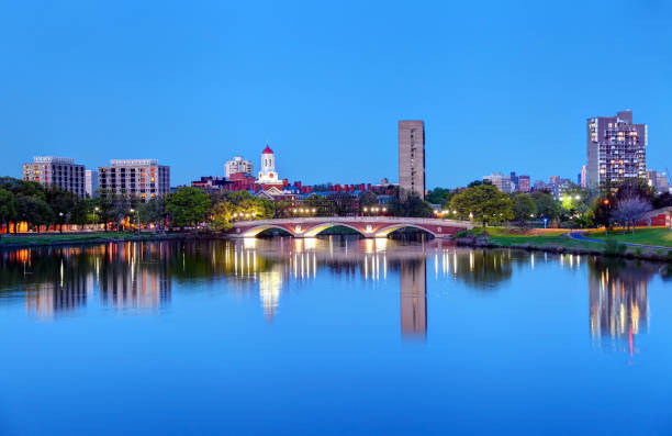 гарвар�дский университет размышляя о реке чарльз - charles river фотографии стоковые фото и изображения