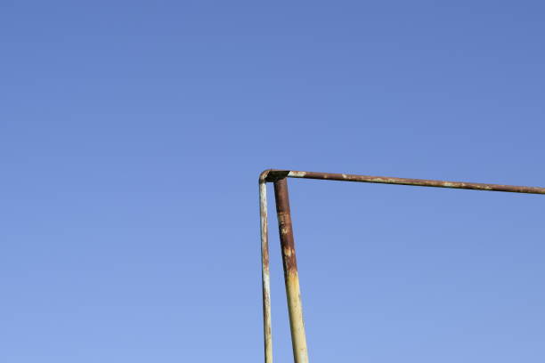 rostige gasrohr gegen den blauen himmel - old gas pump stock-fotos und bilder