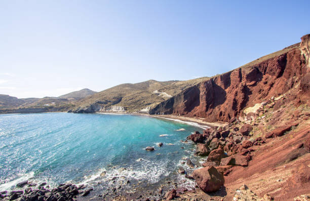 roter strand, santorini, griechenland - black sand beach santorini greece stock-fotos und bilder