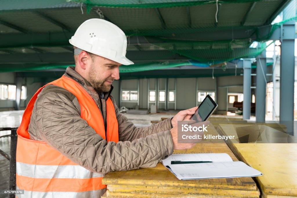Superviseur de construction avec la tablette numérique sur le site - Photo de Adulte libre de droits