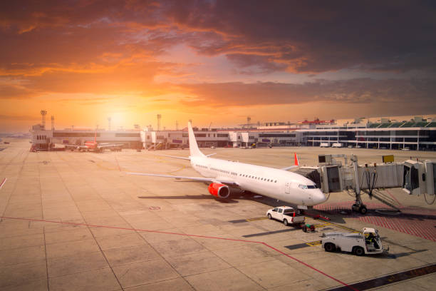 avion prêt pour l’embarquement dans un aéroport hub au coucher du soleil - sheremetyevo photos et images de collection