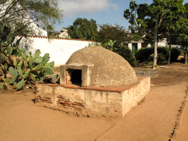 Earthen oven Mission Basilica San Diego de Alcalá was the first Franciscan mission in The Californians, a province of New Spain. Located in present-day San Diego, California, it was founded on July 16, 1769 by Spanish friar Junípero Serra in an area long inhabited by the Kumeyaay people. stove oven adobe outdoors stock pictures, royalty-free photos & images