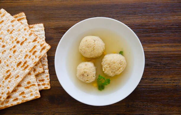 matzah ボールのスープ - matzo passover food judaism ストックフォトと画像