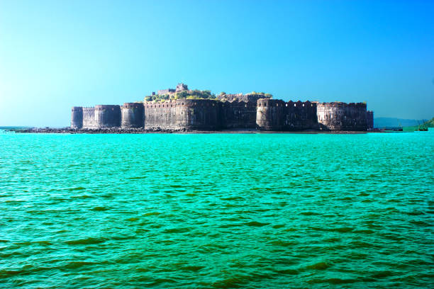 murud-janjira fort on an island in maharashtra, india - maratha imagens e fotografias de stock