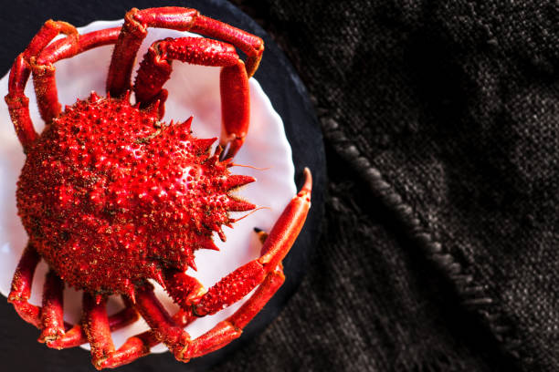 pyszne owoce morza - czerwony krab na białym talerzu i rustykalne tło tkaniny worka. "n - prepared shellfish tray variation catch of fish zdjęcia i obrazy z banku zdjęć